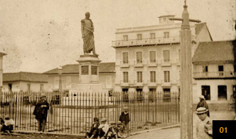 Estatua y Plaza de Bolivar