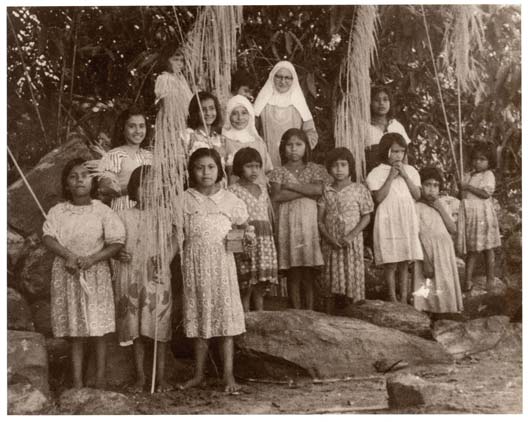 Monjas y niñas indígenas