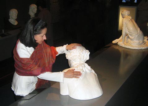 Lina de Uribe visita la muestra