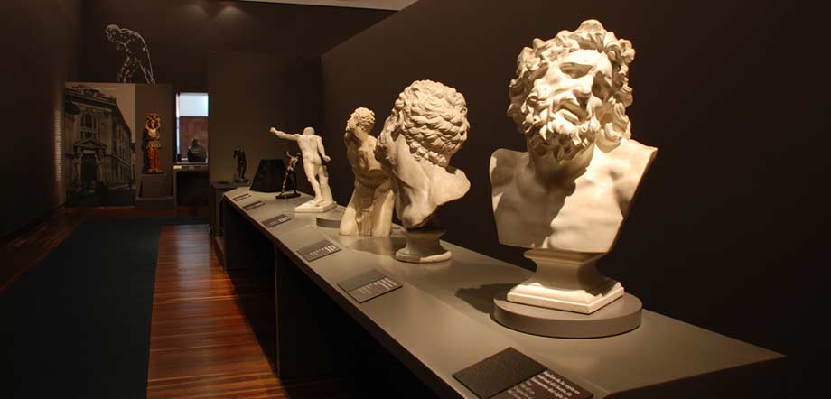 Réplicas de la Galería Táctil del Museo del Louvre exhibidas en el Museo Nacional de Colombia